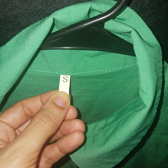 Women green button down collared long sleeve shirt - Picture 8 of 8
